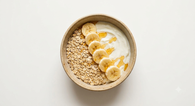 Bol de yogur natural con plátano y avena