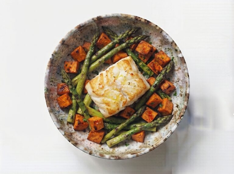 Bacalao al horno con boniato y espárragos